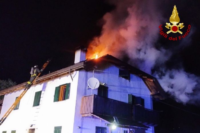 Notte di paura in Fvg, incendio devasta il tetto di una palazzina: maxi intervento dei pompieri