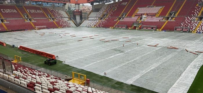 Nuova ondata di maltempo in arrivo, manto del Rocco nuovamente coperto dai teloni 