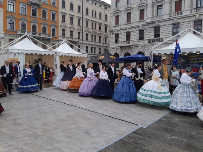 Un tuffo nel passato: domenica il grande ballo ottocentesco chiude il Kaiserfest 2025 in piazza Unità