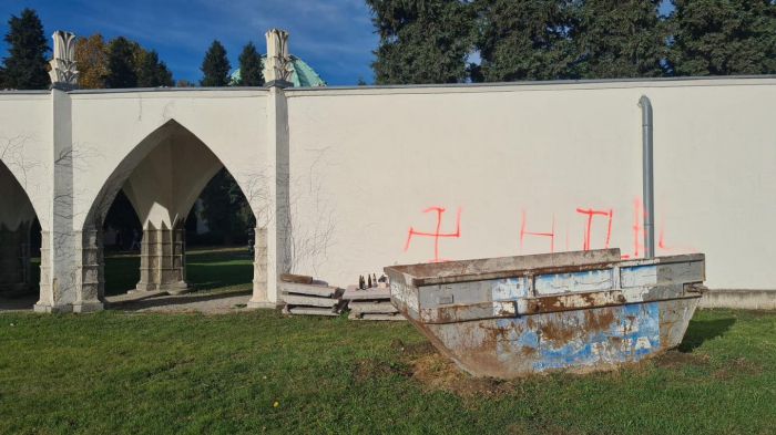 Austria: Vienna, incendio e svastiche al cimitero ebraico