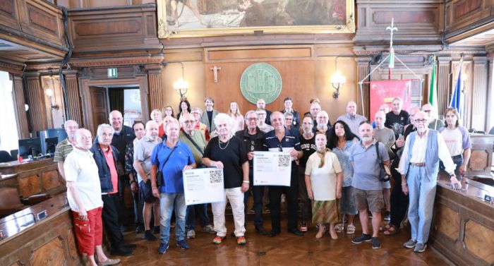 “Nonni Vigili”: consegnati gli abbonamenti bus gratuiti per il servizio davanti alle scuole