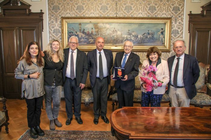 Coppia compra 116 opere della pittura triestina, destinate ad essere vendute in asta, per donarle al Comune