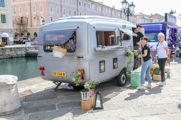 "Trieste Crocevie di cultura", inaugurata dal vicesindaco l'iniziativa in piazza Ponterosso: festa e allegria