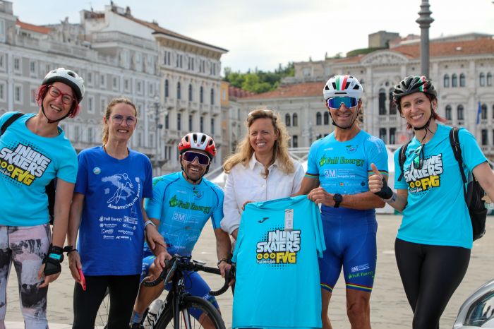 Mauro è partito da piazza Unità, pattinerà lungo tutta l'Italia fino in Puglia a scopo benefico (FOTO)