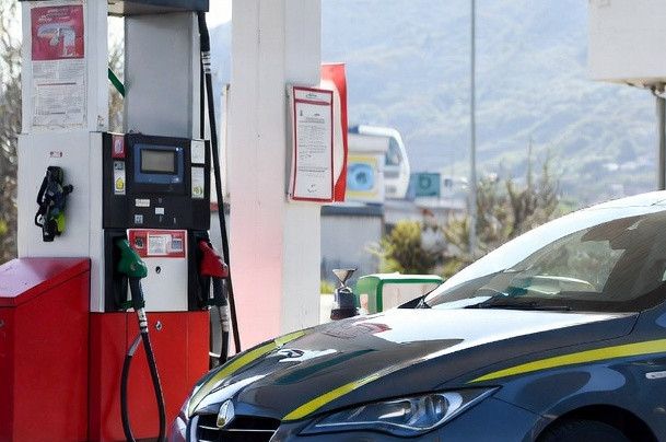 Guardi di Finanza: controlli ai distrubutori stradali rinvenute irregolarità