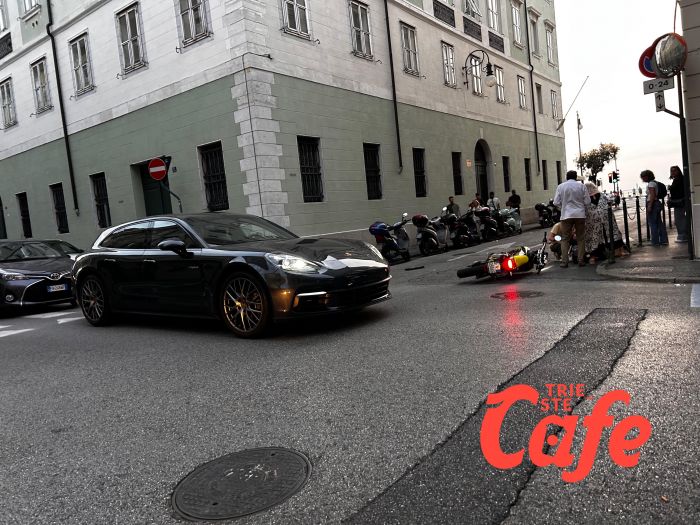 Scontro in via Cadorna: Porsche  manca la precedenza a una moto, centauro a Cattinara 