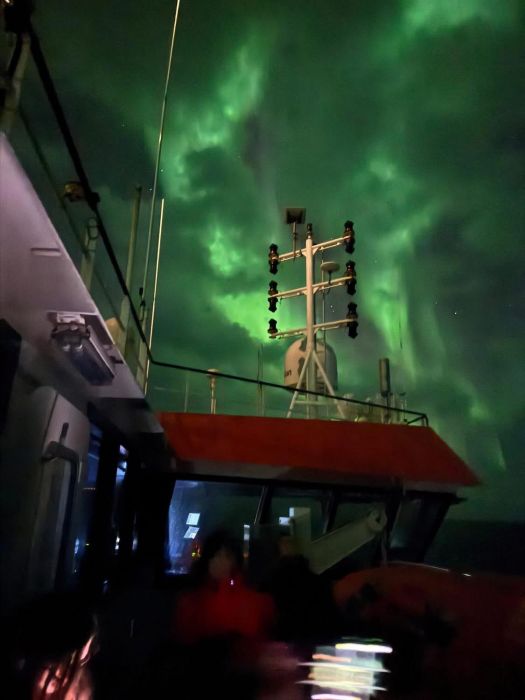 La nave rompighiaccio Laura Bassi circondata dall'aurora australe 