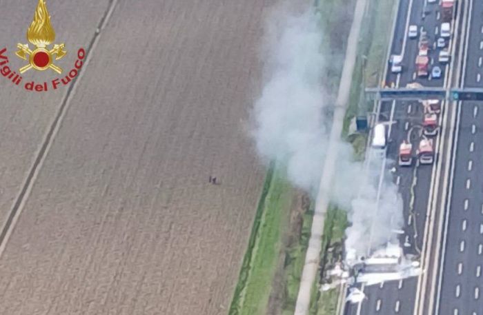 Incidente tra 2 autocisterne e incendio in A4 direzione Trieste (VIDEO)