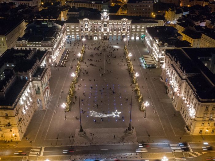 A Trieste finalmente si accende il Natale con una gioiosa festa in piazza Unità tra canti e divertimento