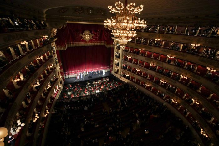 Grida 'Viva l'Italia antifascista' alla prima della Scala, viene identificato dalla Digos