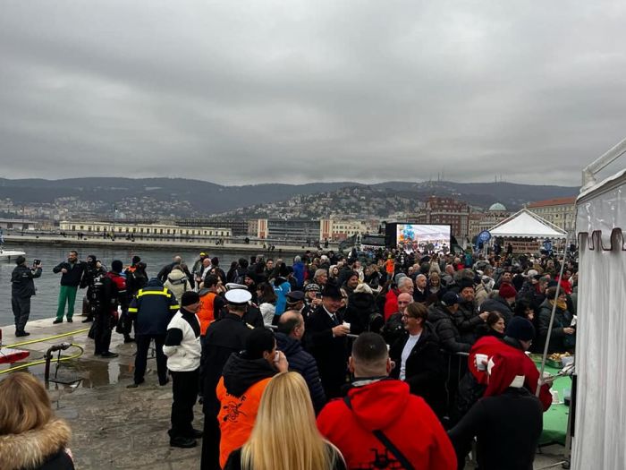 Natale Sub, in centinaia sulle Rive: immersione in acqua con lettura del messaggio del Vescovo e rinfresco (FOTO) 