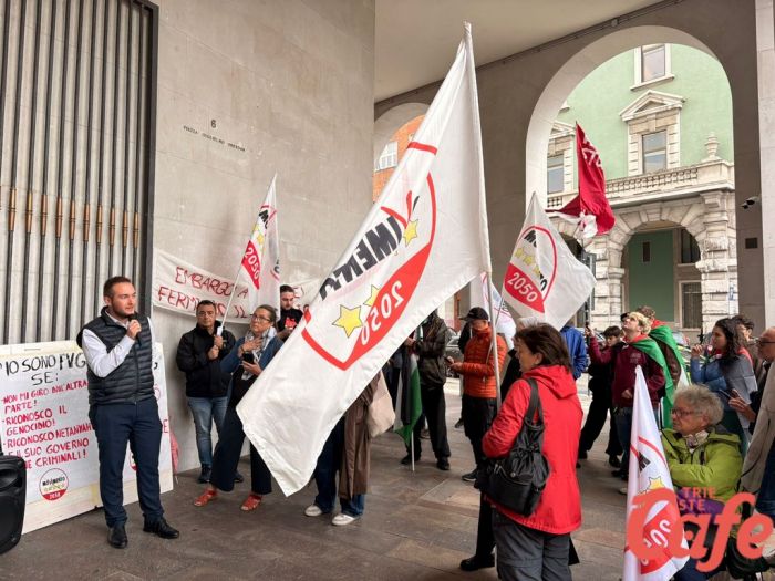 Trieste, doppio fronte M5S: in aula e in piazza per chiedere la sospensione dei rapporti con Israele (VIDEO)