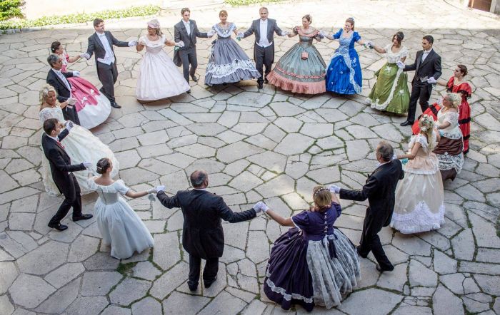 "Il Gran Ballo di Natale”, s abato 16 dicembre 25 coppie sfileranno e balleranno in costume ottocentesco 