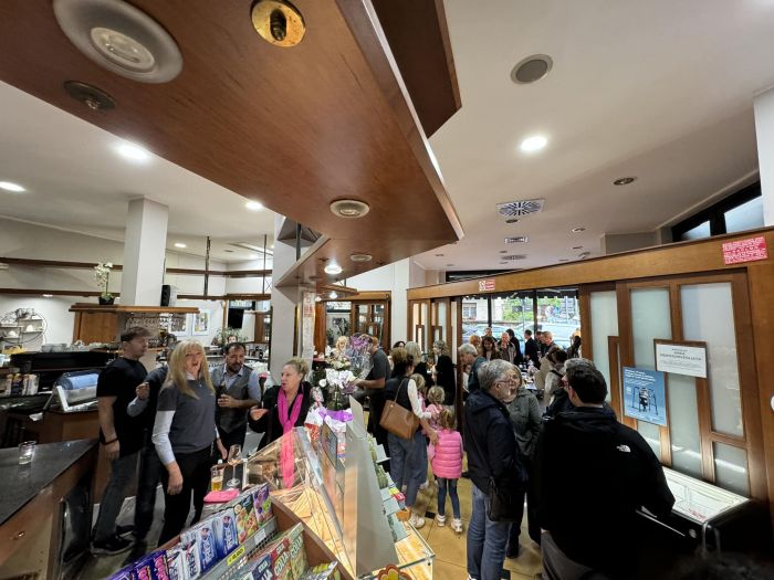 Il Bar Vittoria di via Locchi compie 50 anni, festa in tutto in rione e in città