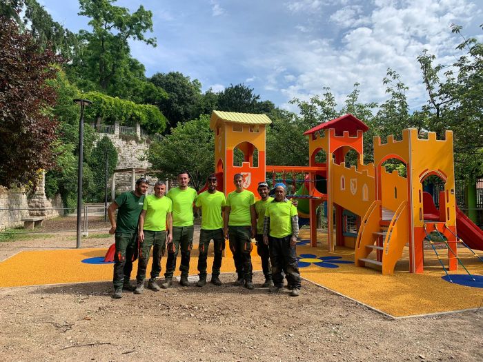 Nuovo splendido gioco per bimbi nel giardino San Michele (FOTO)