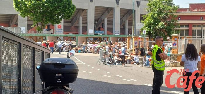 ULTIMO-mania a Trieste! Già centinaia di giovani e giovanissimi all'esterno del Rocco! (FOTO)