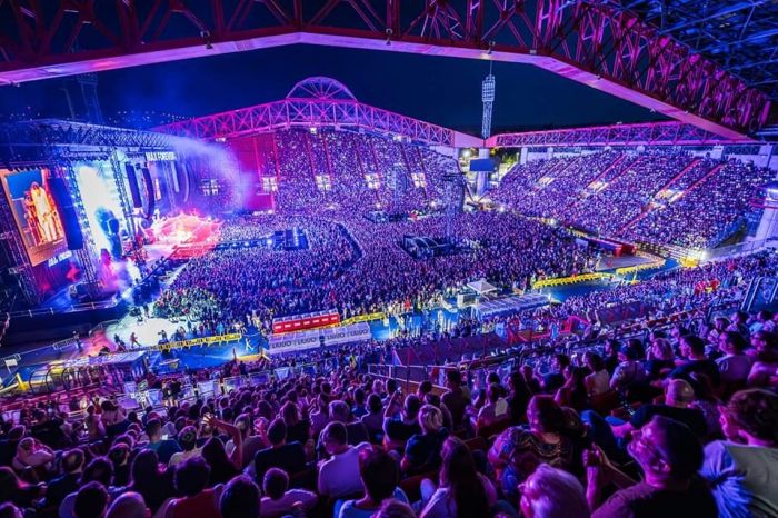 Max Pezzali da urlo allo stadio Rocco, in 25 mila cantano e ballano per 2 ore e mezza! (FOTO)