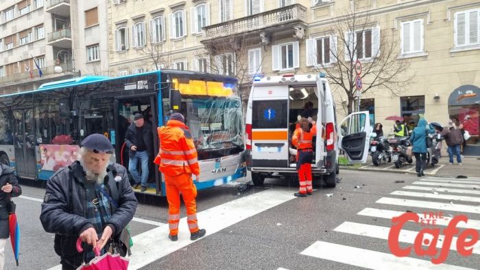 Incidente in via Battisti: scontro tra Peugeot, ambulanza e bus di linea. Due feriti