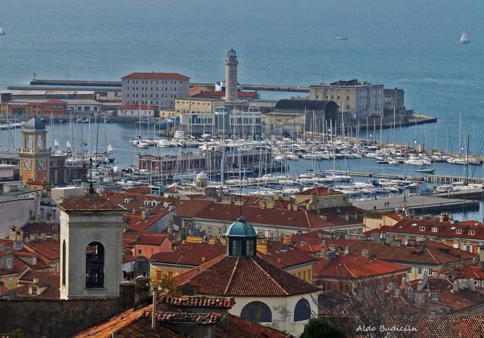 Trieste è un'isola in giallo per un napoletano