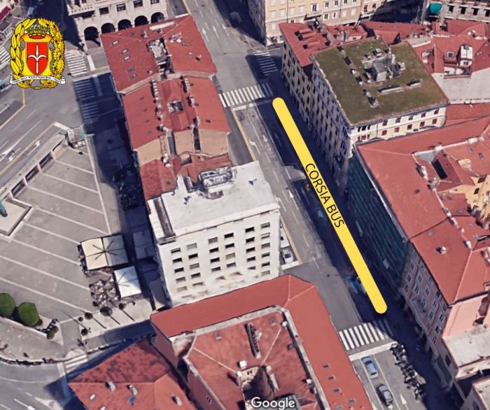 Nuova segnaletica in via Carducci, divieto di sosta e fermata sulla corsia riservata a bus