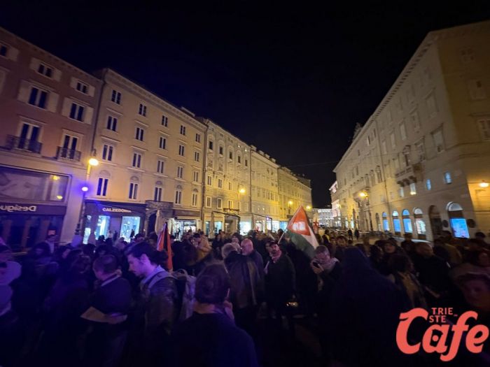 Trieste risponde con forza all’appello: piazza della Borsa gremita per sostenere la Flotilla (FOTO-VIDEO)
