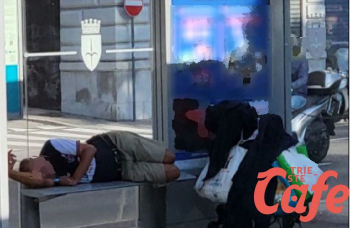 “Anziani al freddo e al vento, pensilina occupata”: denuncia social da piazza Libertà 