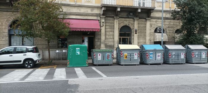 "Rifiuti davanti al bar!!!!!!!!!!!!!": la furia di una triestina in viale Miramare