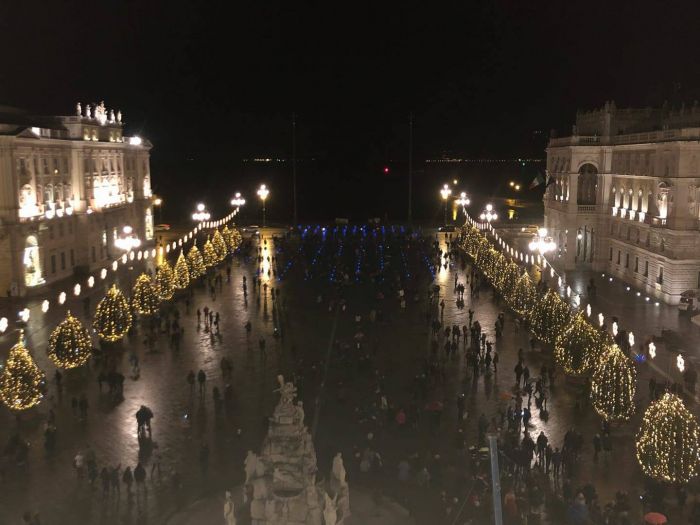 "Auto sui marciapiedi e accattoni in piazza Unità": il grido d’allarme di un cittadino