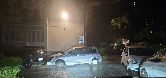 Bloccata una strada privata a Valmaura, triestina: “Demente! Se serve un’ambulanza siamo morti!”