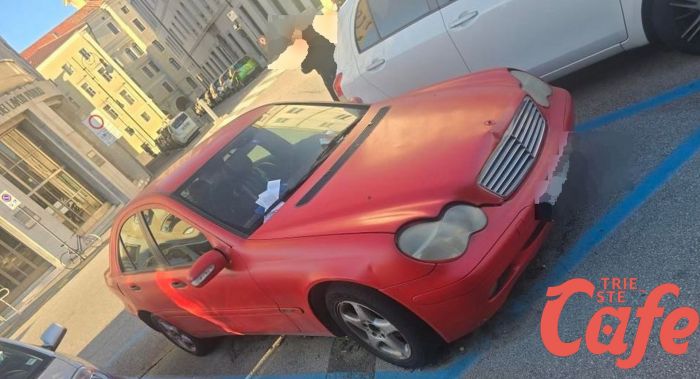 Parabrezza stracolmo di sanzioni: auto abbandonata dietro piazza Unità e zero rispetto regole