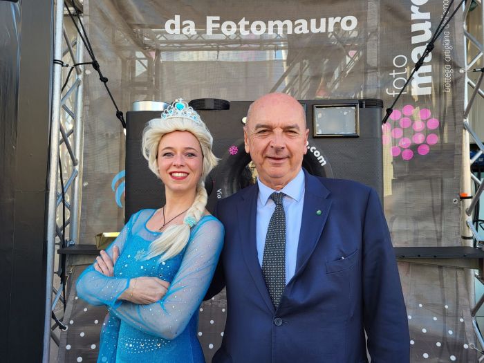 Un sindaco nel regno di ghiaccio: Dipiazza incontra Elsa e la Barcolana diventa una favola