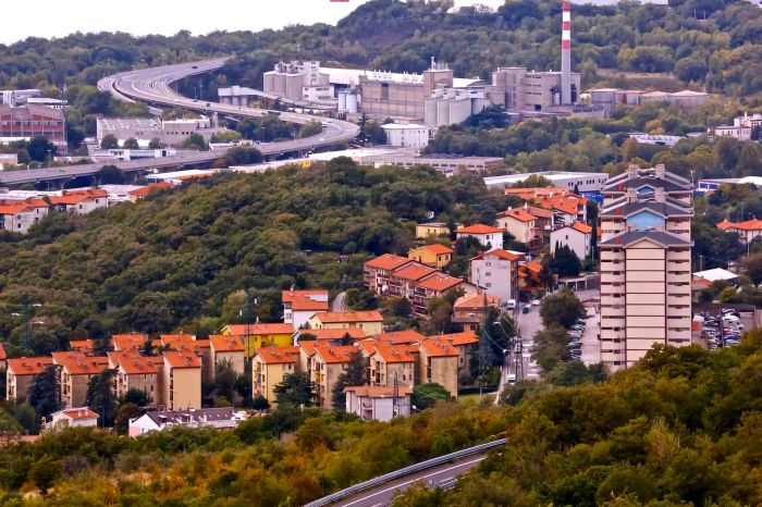 Un triestino: "Trieste o giungla urbana? Barboni, molestie e pensiline trasformate in bagni pubblici"