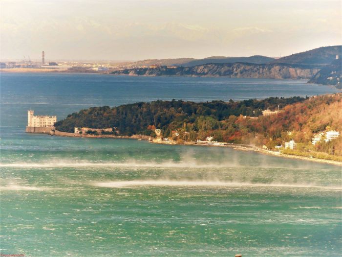 Raffiche Bora fino a 100 km/h, scomparse mucillagini a Trieste