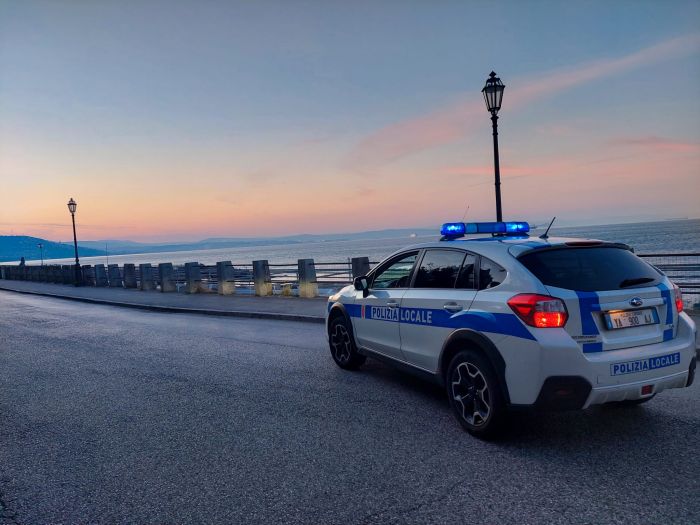 Il Natale non è sicuro: a Trieste la Polizia Locale ferma l’invasione delle decorazioni “fantasma”