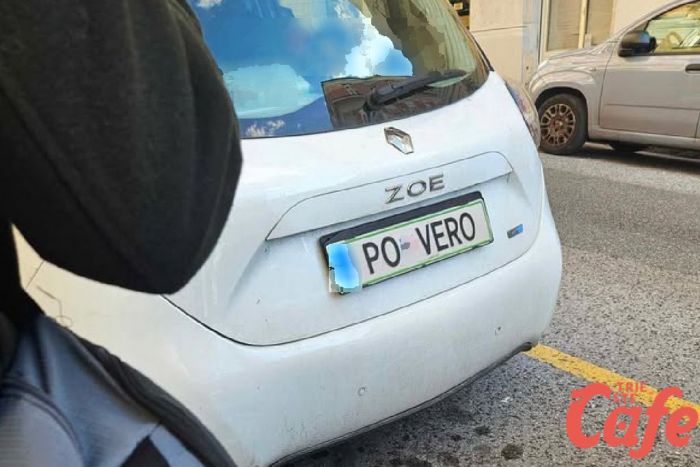 Ironia su quattro ruote: a Trieste spunta la targa “POVERO” nel traffico natalizio