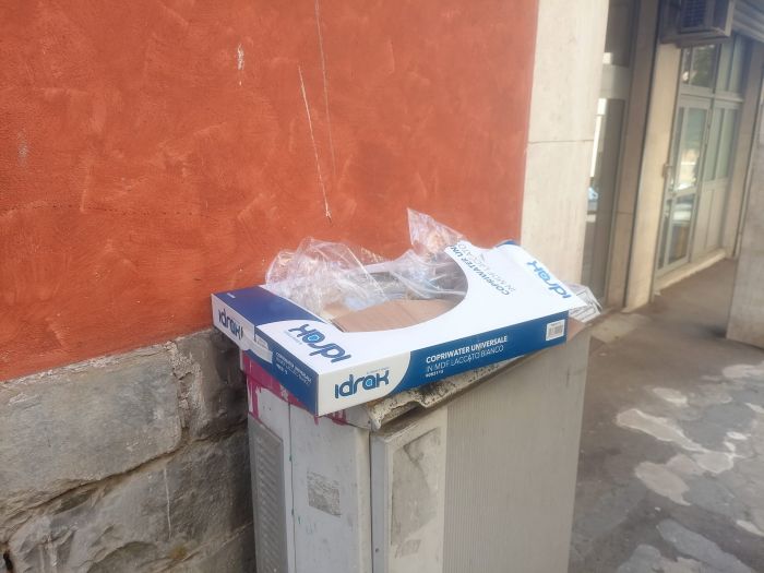 Vergogna in via Concordia 4: l’abbandono di rifiuti divide i triestini