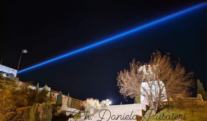 Trieste illumina il cielo: la Spada di Luce dell'Arcangelo Michele accesa al Castello di San Giusto