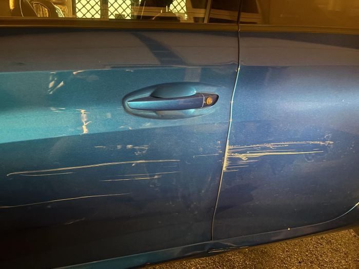 Atto vandalico su un’auto parcheggiata in via Paisiello, appello del proprietario