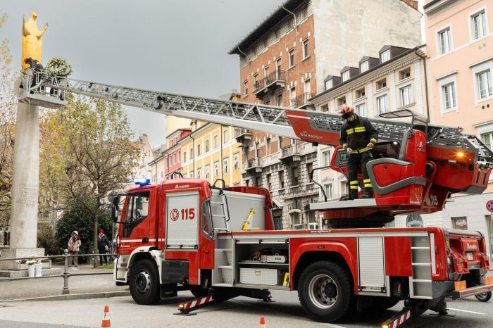 Piazza Garibaldi si colora di fede e tradizione: emozionante infiorata alla Stele Mariana