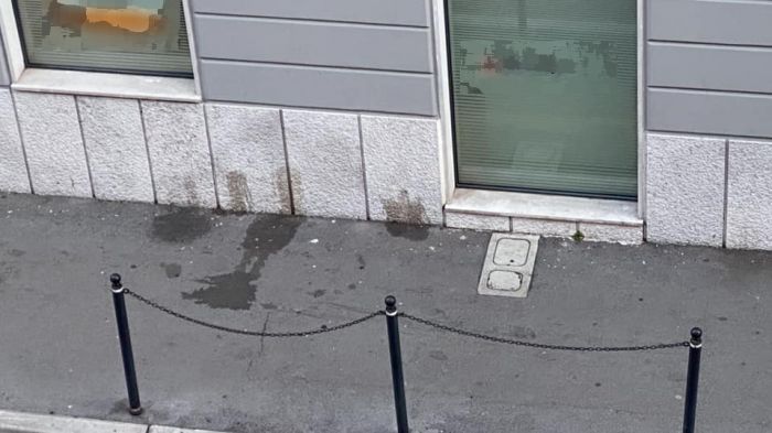 Trieste, marciapiedi trasformati in "pisciatoi": degrado intollerabile in pieno centro