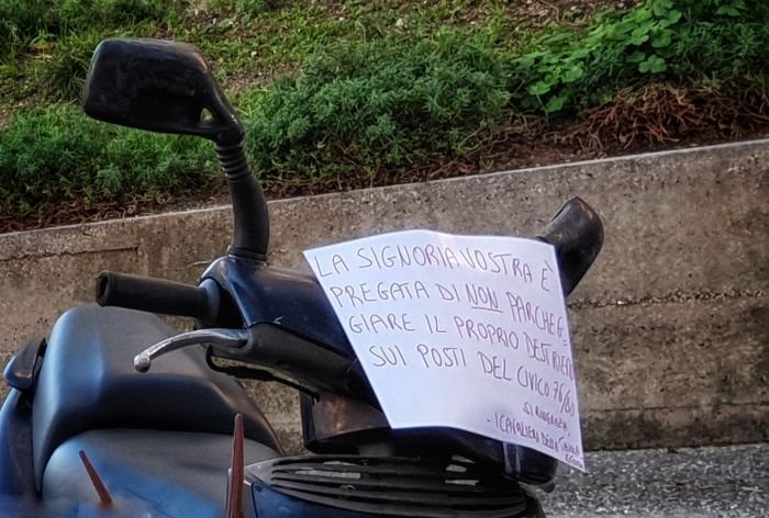 "I Cavalieri della Sacra Crociata" colpiscono ancora: ironia sui parcheggi a Trieste