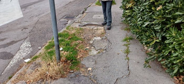 Marciapiede dissestato tra piazzale De Gasperi e via Rossetti, segnalazione di una residente