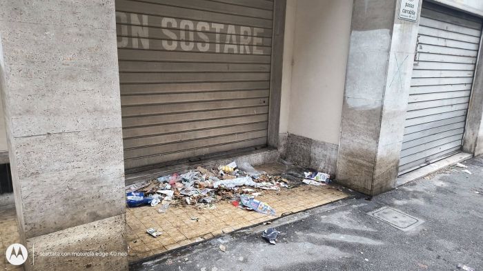 Degrado in strada di Fiume: rifiuti abbandonati davanti a un passo carraio
