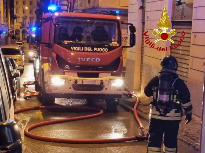 Incendio nella notte in via Madonnina: Vigili del Fuoco eroi della tempestività (FOTO)