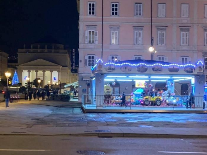 Ritorna la Giostra Pony in piazza Ponterosso: festa e sorrisi per i bambini nel cuore di Trieste