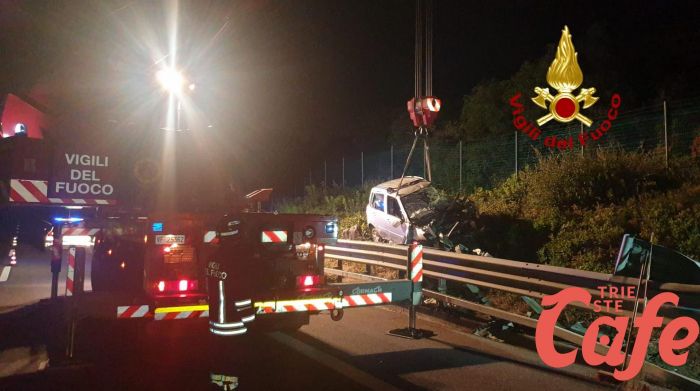 Raccordo Autostradale altezza Duino, perde il controllo dell'auto: 30enne gravissimo 