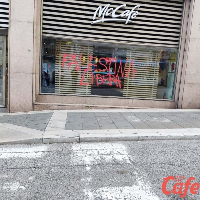 Nuovo corteo da piazza Libertà al Molo VII: scritte sui muri, danni e un agente ferito (FOTO)