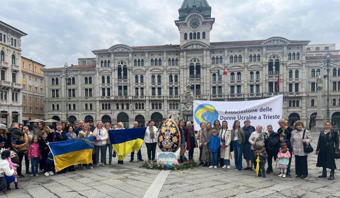 Uova, simboli e tradizione: in piazza Unità il flash mob pasquale delle donne ucraine