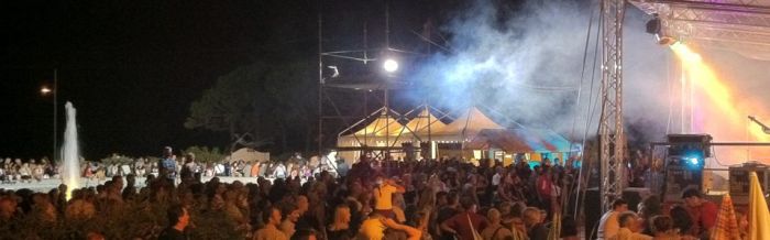  Ferragosto da favola a Barcola: Barcolissima torna e punta a incantare il pubblico con neve in piena estate (VIDEO)