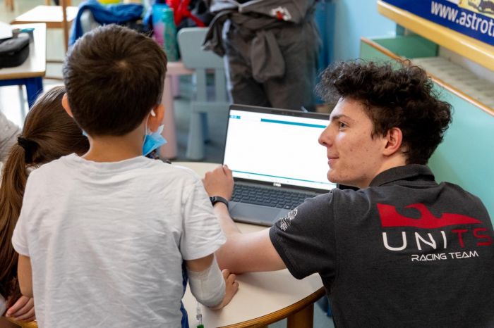 I piccoli ingegneri crescono: il team UniTS porta la Formula SAE al Burlo Garofolo